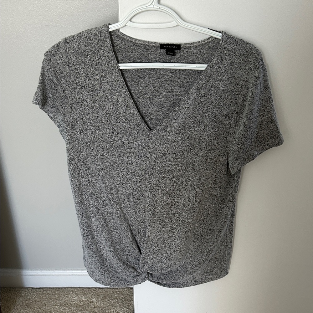 Ann Taylor Gray V-Neck Short Sleeve Top